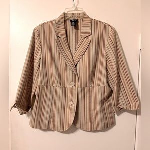 🌸Summer blazer, striped with neutral colors.